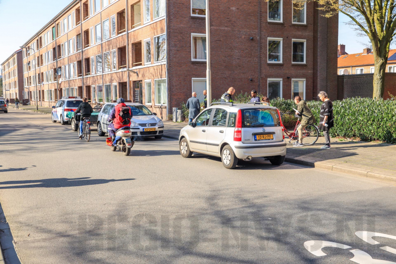 Auto met aanhangwagen botst met fietser