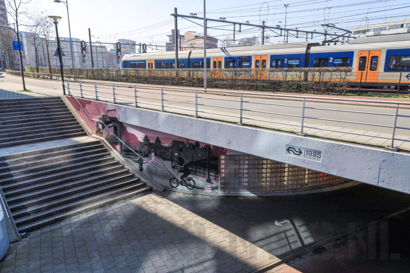 Grafittischildering door wethouder gepresenteerd