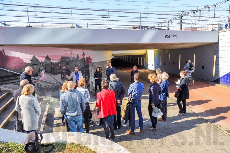 Grafittischildering door wethouder gepresenteerd
