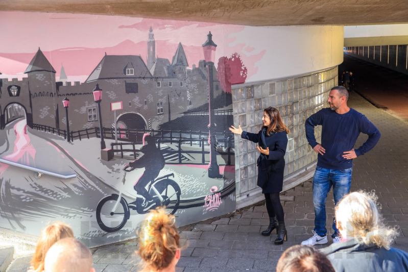 Grafittischildering door wethouder gepresenteerd