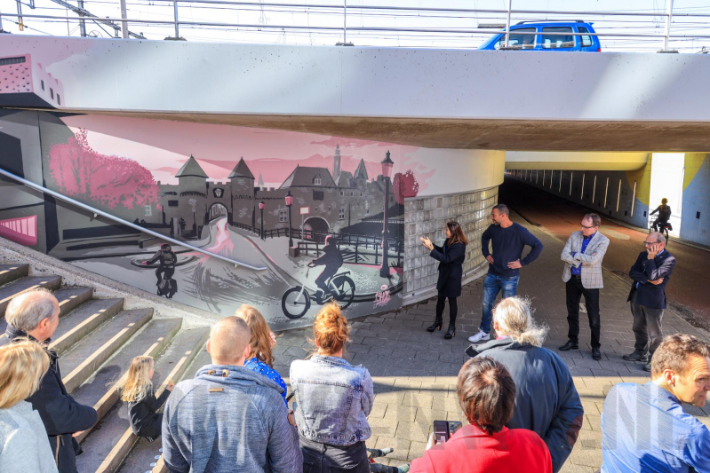 Grafittischildering door wethouder gepresenteerd