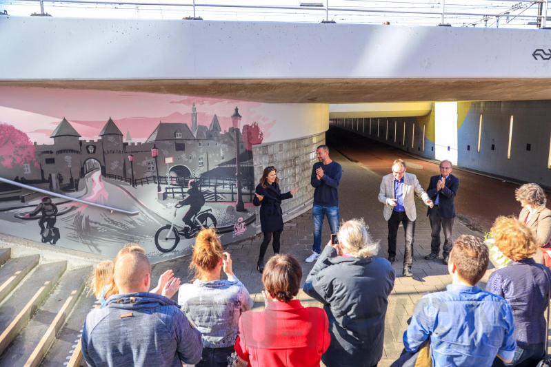 Grafittischildering door wethouder gepresenteerd