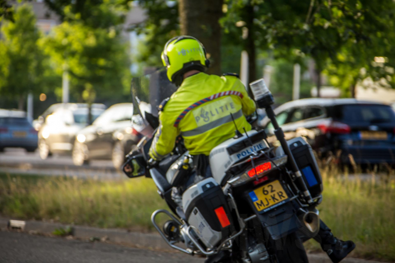 Politie vindt auto op zijn kop naast fietspad