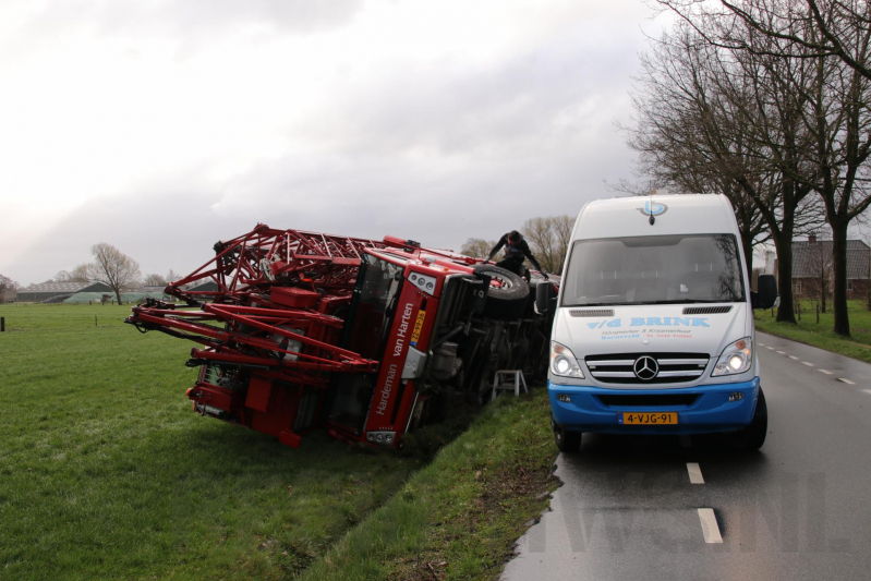 Kraanwagen belandt in weiland