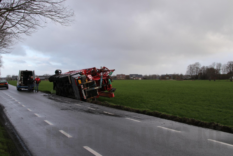Kraanwagen belandt in weiland