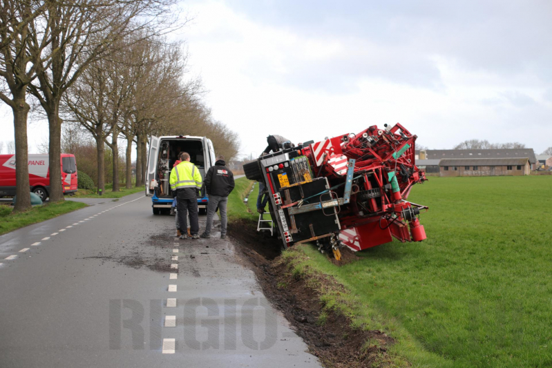 Kraanwagen belandt in weiland