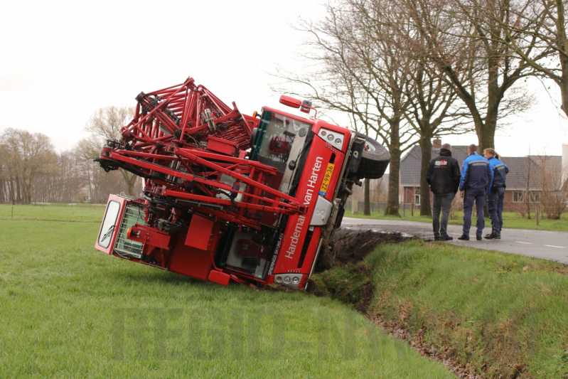 Kraanwagen belandt in weiland