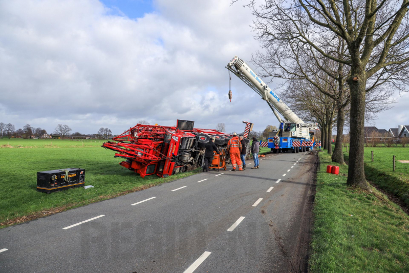 Kraanwagen belandt in weiland