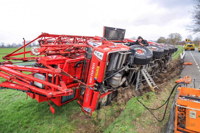 Kraanwagen belandt in weiland