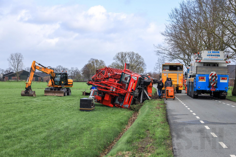 Kraanwagen belandt in weiland