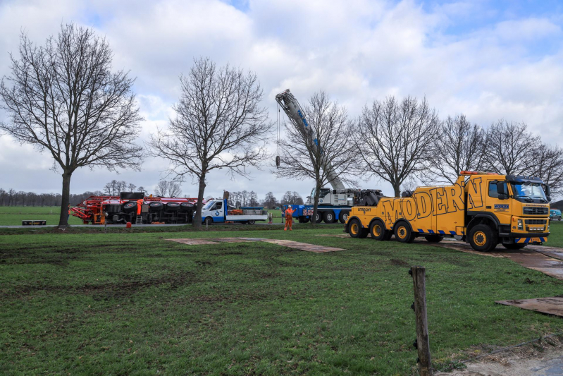 Kraanwagen belandt in weiland