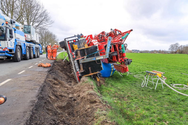 Kraanwagen belandt in weiland