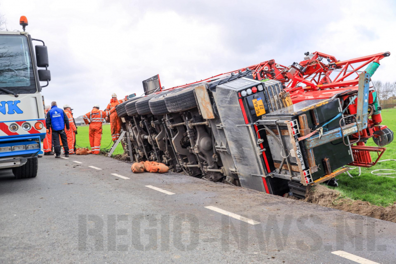 Kraanwagen belandt in weiland