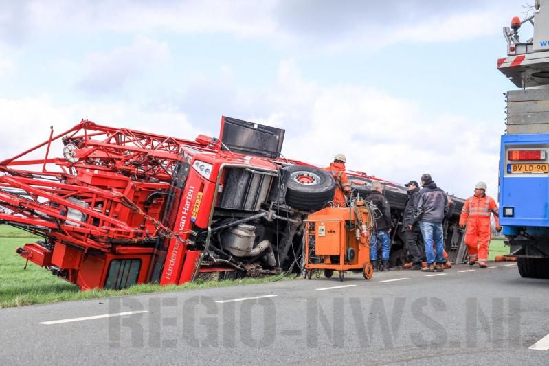 Kraanwagen belandt in weiland
