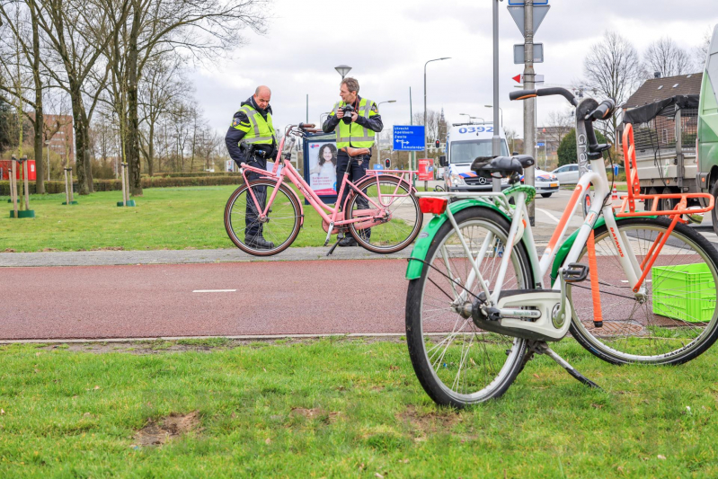Fietssters gewond bij botsing met bestelbus