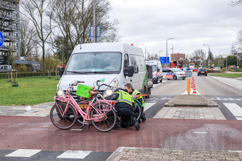 Fietssters gewond bij botsing met bestelbus