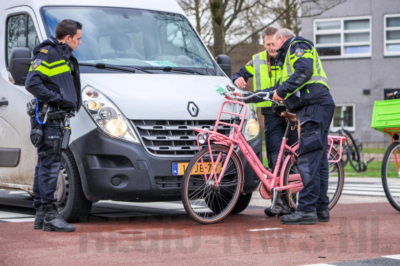 Fietssters gewond bij botsing met bestelbus