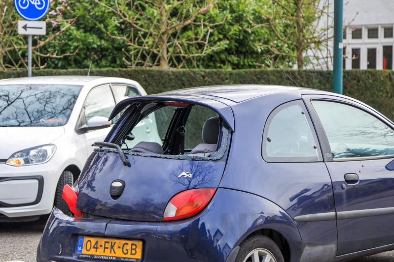 Motorrijder knalt hard op remmende auto