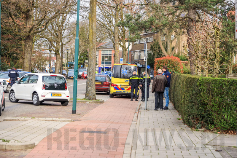 Motorrijder knalt hard op remmende auto