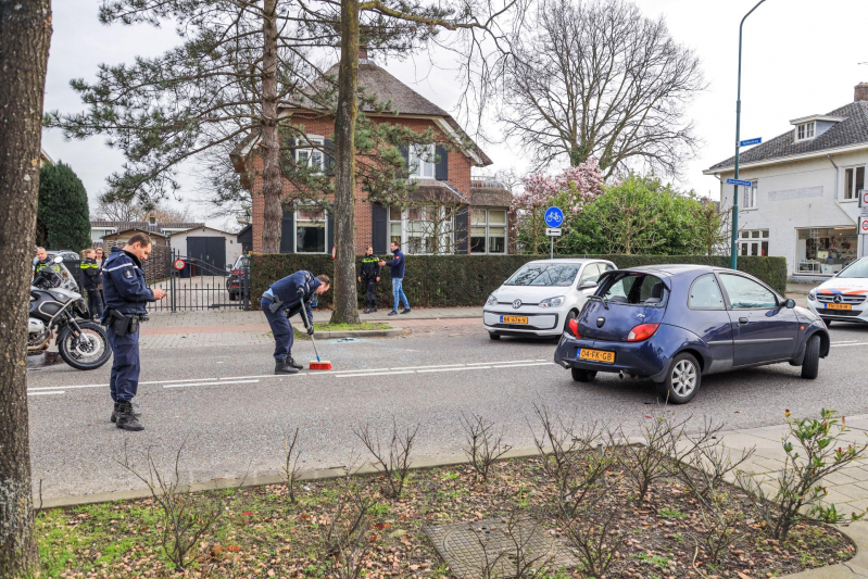 Motorrijder knalt hard op remmende auto