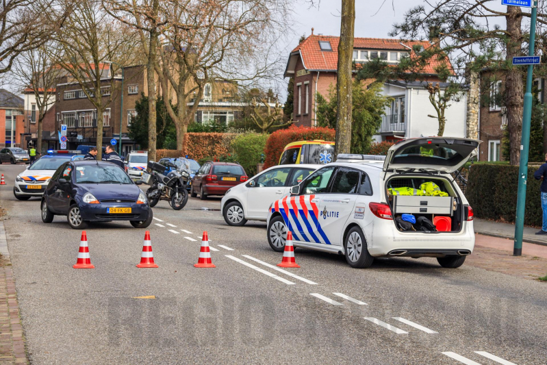 Motorrijder knalt hard op remmende auto