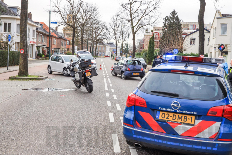 Motorrijder knalt hard op remmende auto