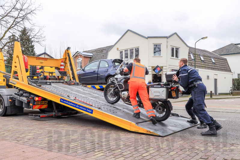 Motorrijder knalt hard op remmende auto