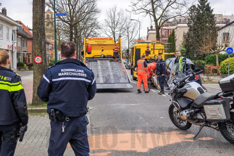 Motorrijder knalt hard op remmende auto