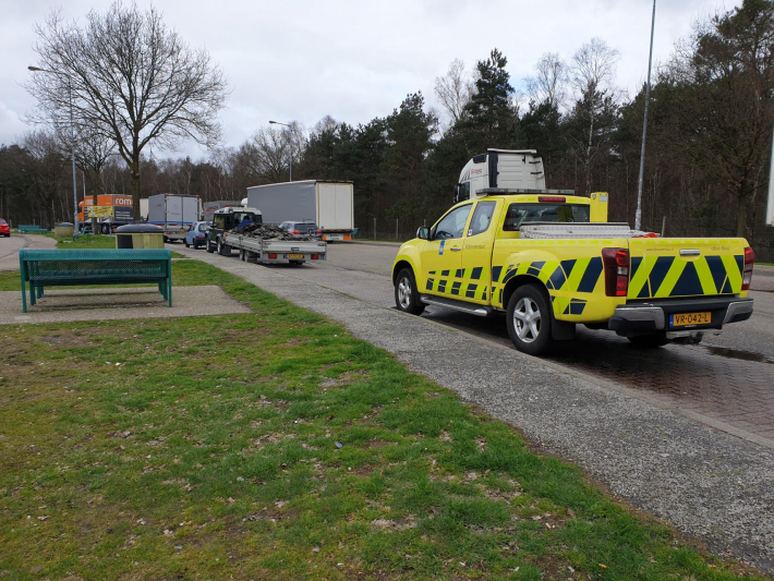 Auto met zware aanhanger dakpannen belandt in vangrail