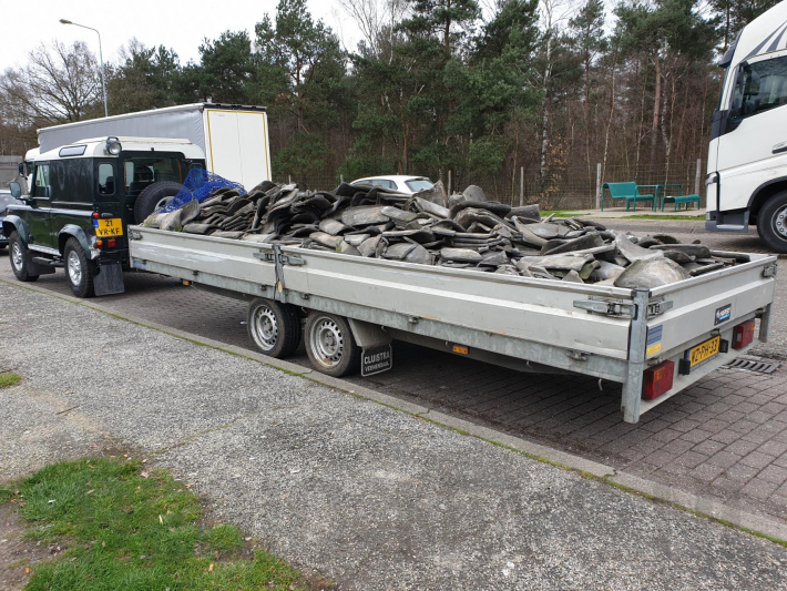 Auto met zware aanhanger dakpannen belandt in vangrail