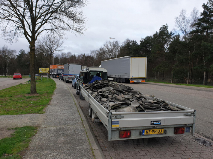Auto met zware aanhanger dakpannen belandt in vangrail