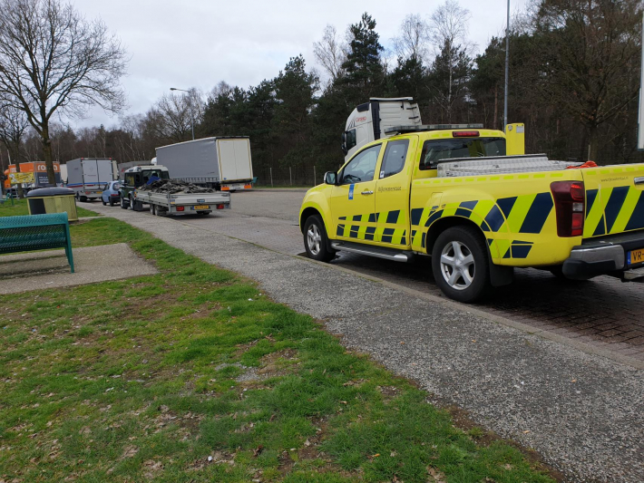 Auto met zware aanhanger dakpannen belandt in vangrail