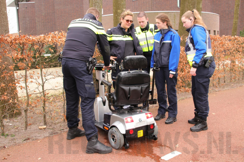 Vrouw met scootmobiel raakt te water