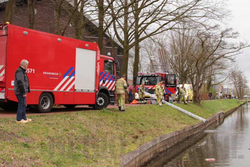 Vrouw met scootmobiel raakt te water