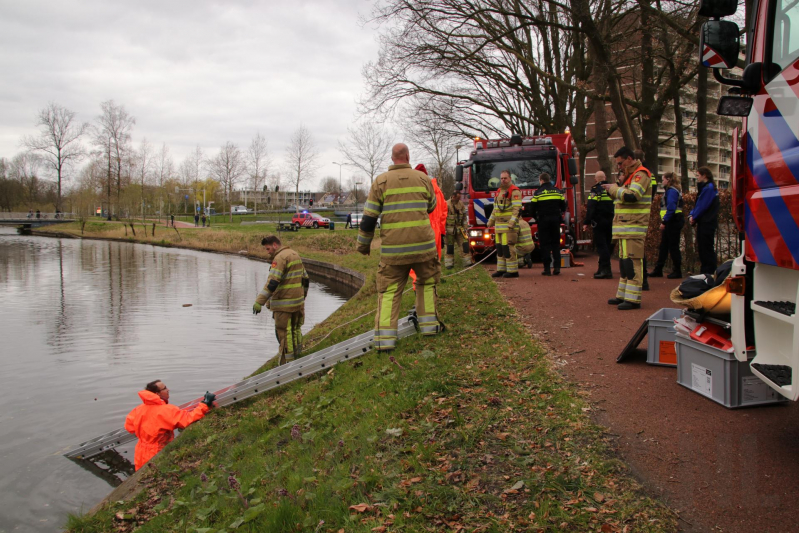 Vrouw met scootmobiel raakt te water