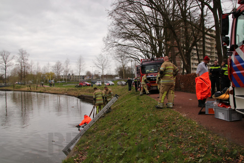 Vrouw met scootmobiel raakt te water