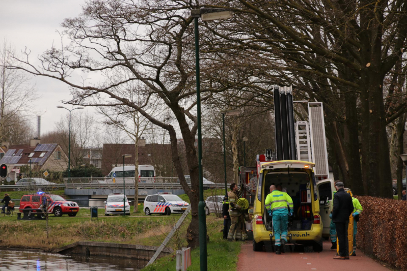 Vrouw met scootmobiel raakt te water