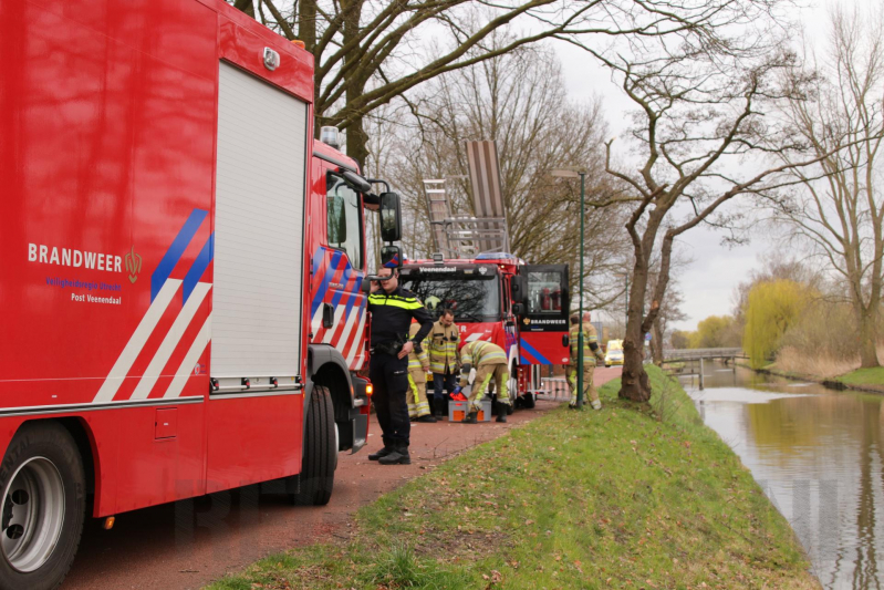 Vrouw met scootmobiel raakt te water