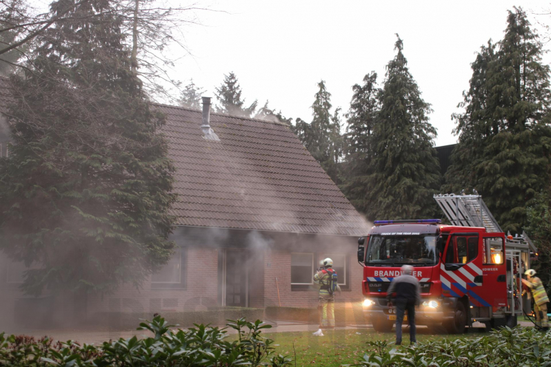 Dak van woning in brand