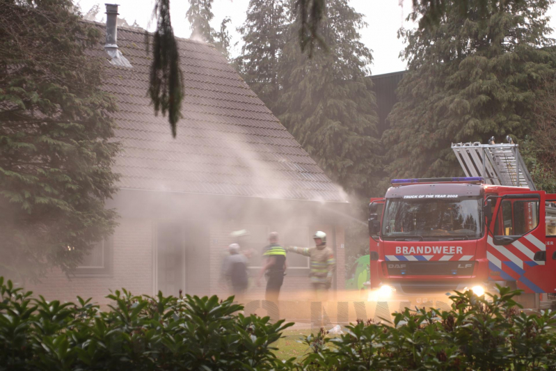Dak van woning in brand
