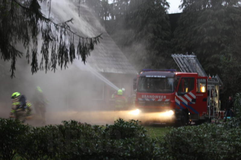Dak van woning in brand