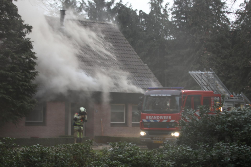 Dak van woning in brand