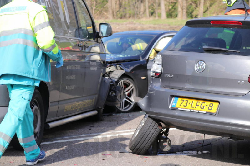 Vier voertuigen berokken bij aanrijding