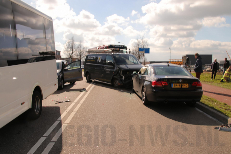 Vier voertuigen berokken bij aanrijding