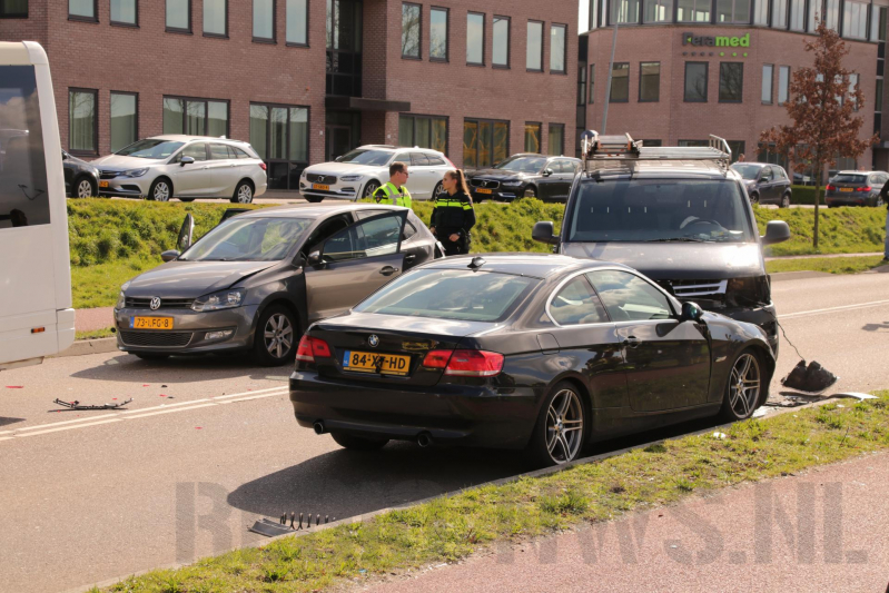 Vier voertuigen berokken bij aanrijding