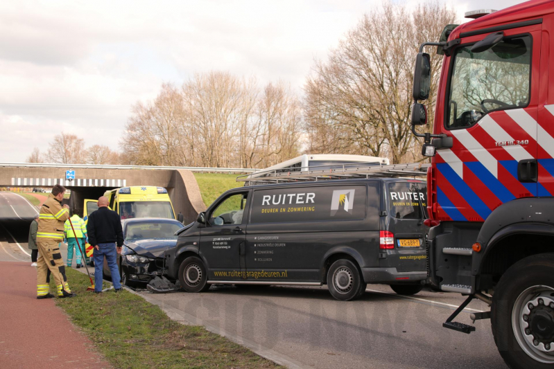 Vier voertuigen berokken bij aanrijding