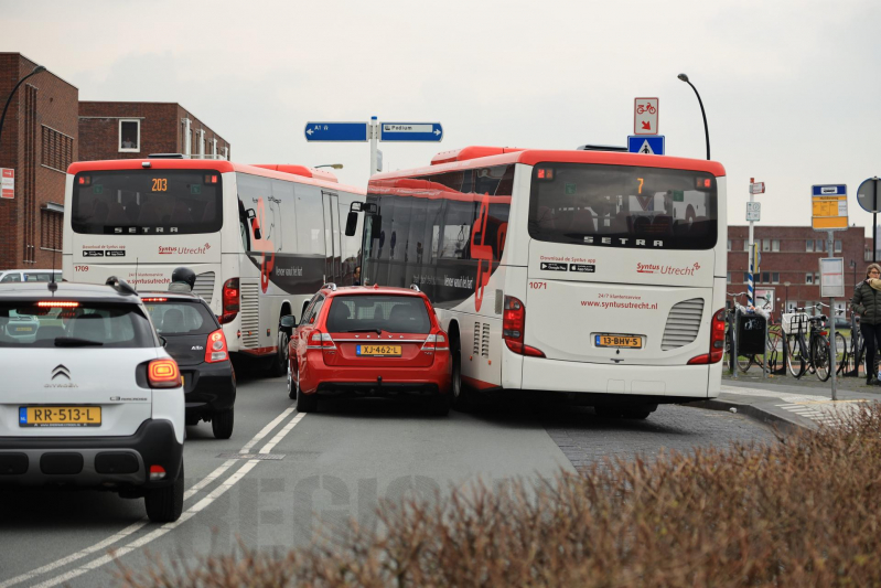 Auto komt in botsing met wegrijdende stadsbus