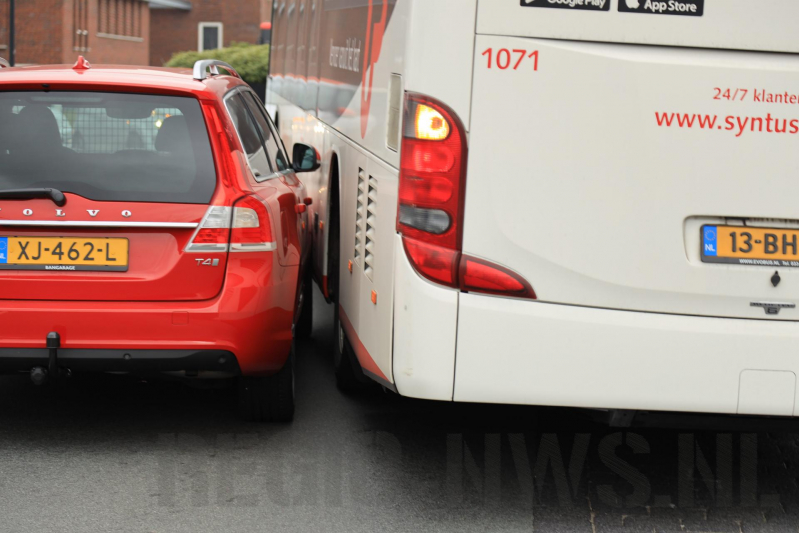 Auto komt in botsing met wegrijdende stadsbus