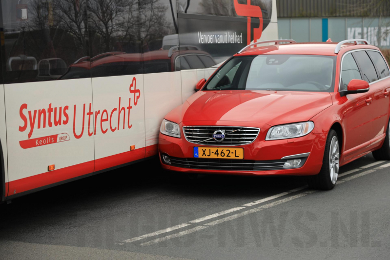 Auto komt in botsing met wegrijdende stadsbus