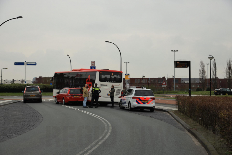 Auto komt in botsing met wegrijdende stadsbus